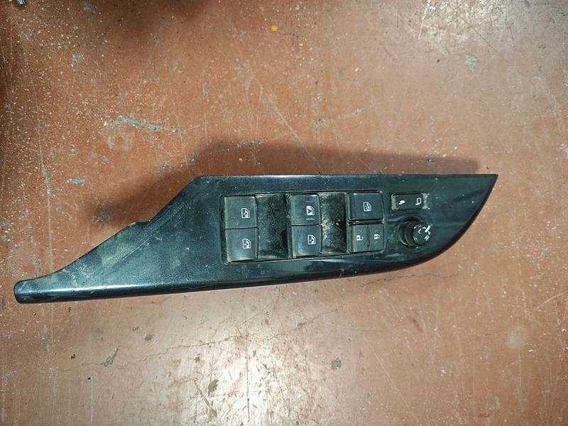 Toyota hilux çıkma orjinal 2023 dörtlü sol cam düğmesi